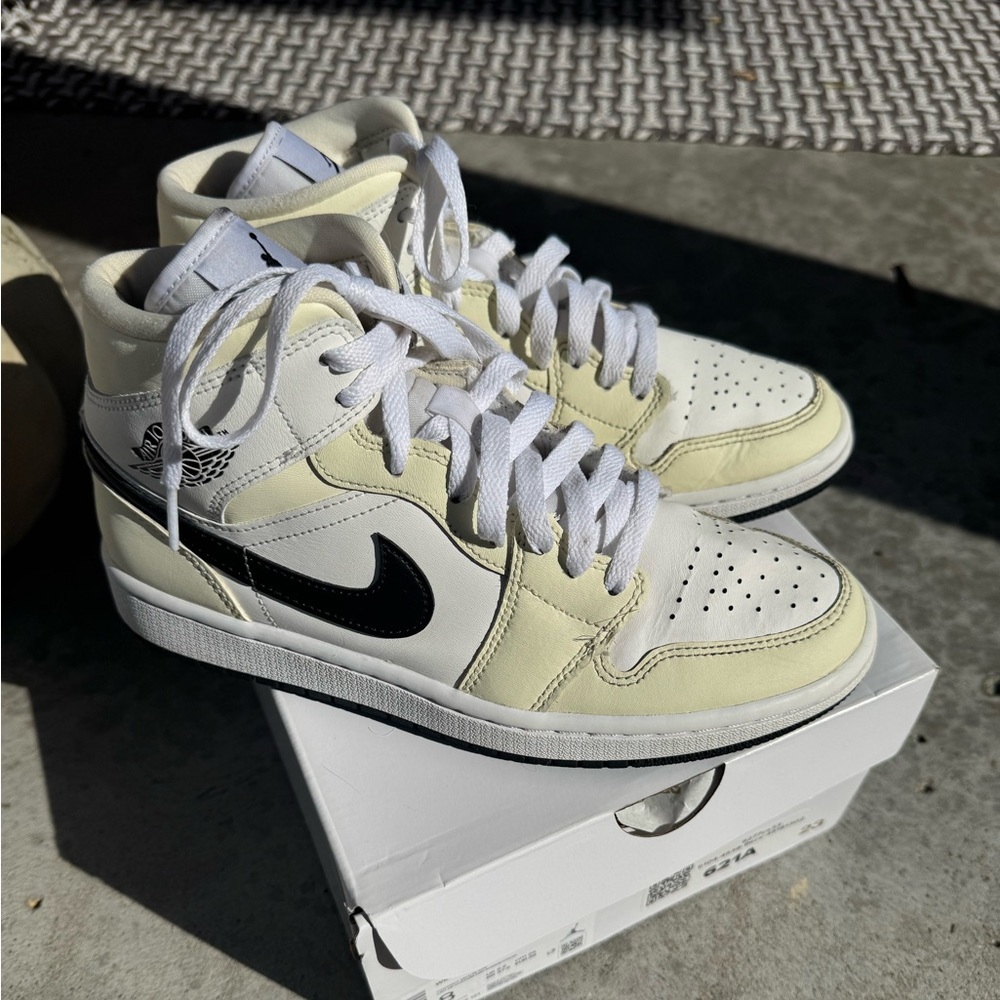 Nike Women’s Air Jordan’s Size 8 Coconut Milk, White and black EUC